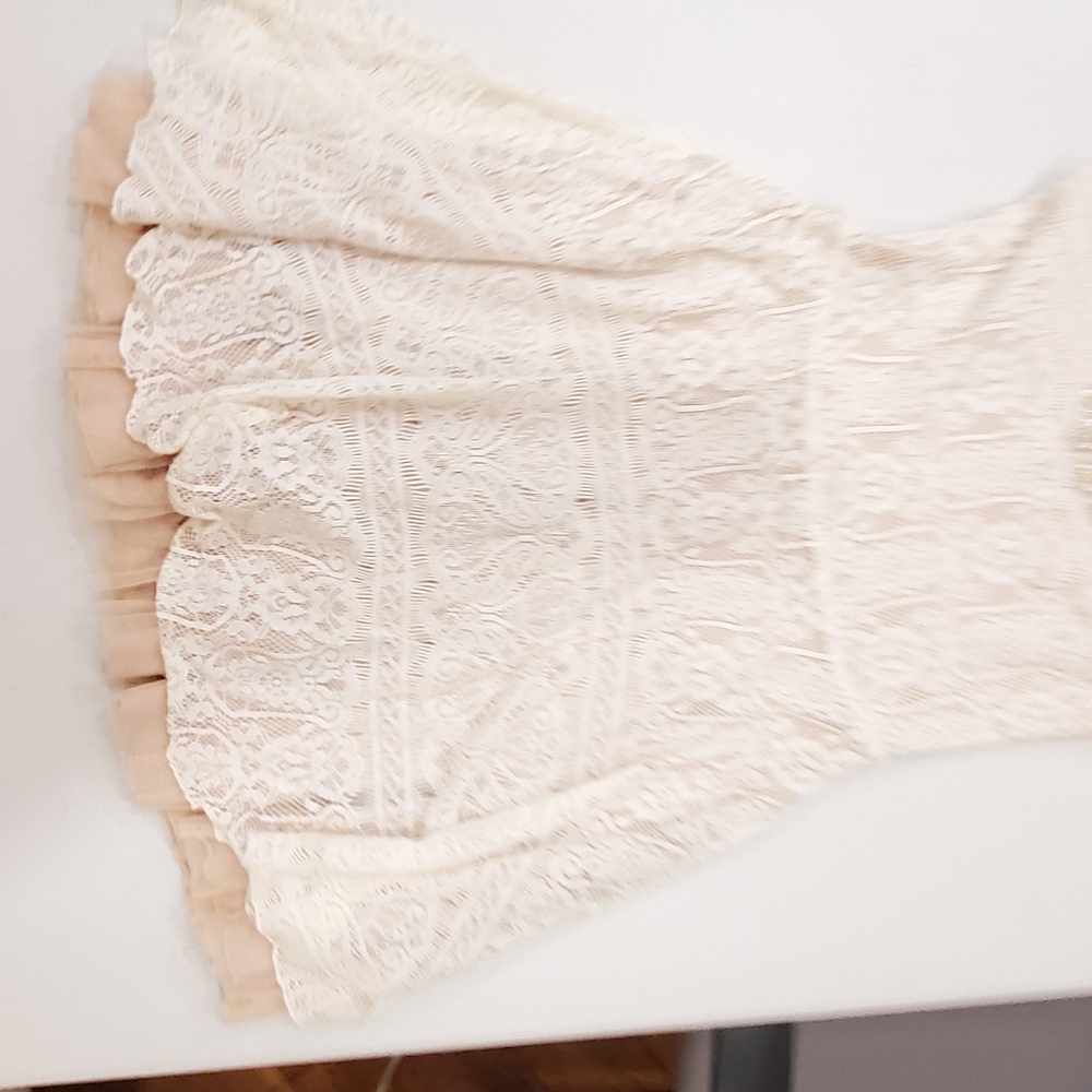 Sleeveless laced dress with jewel front